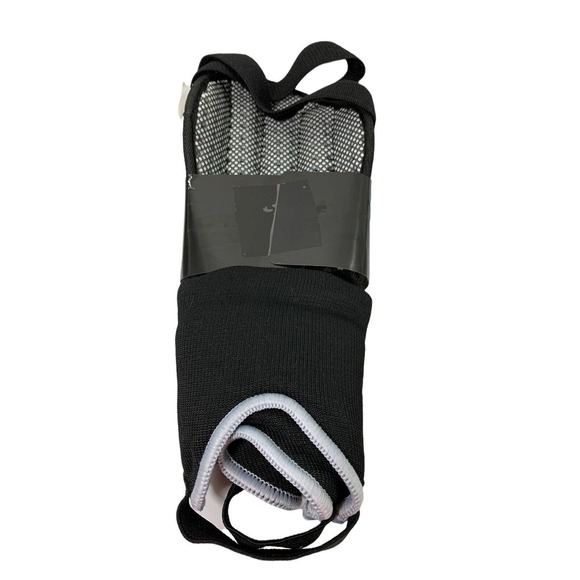 Macgregor Pro Mesh Soccer Shinguards Medium-Large for Players 5' & Up - Picture 3 of 4